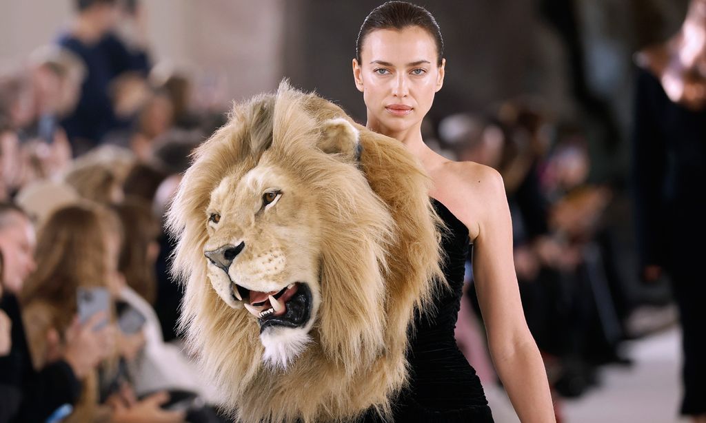 El vestido 'cabeza de león' de Irina Shayk y otros lookazos virales en el desfile de Schiaparelli
