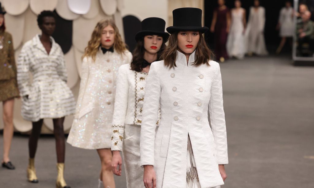 El traje de chaqueta y los tacones cómodos conquistan la Alta Costura de Chanel