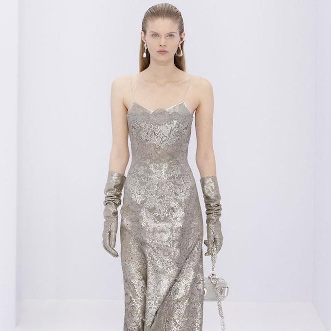 Fendi redefine el romanticismo con sus vestidos drapeados y tonos metalizados