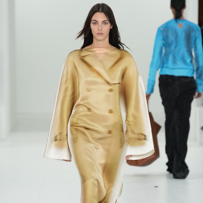 Loewe sorprende con el minimalismo de sus vestidos estampados y básicos 'oversize'