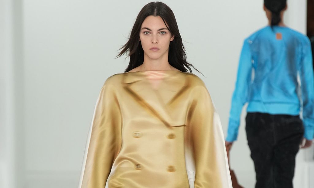 Loewe sorprende con el minimalismo de sus vestidos estampados y básicos 'oversize'