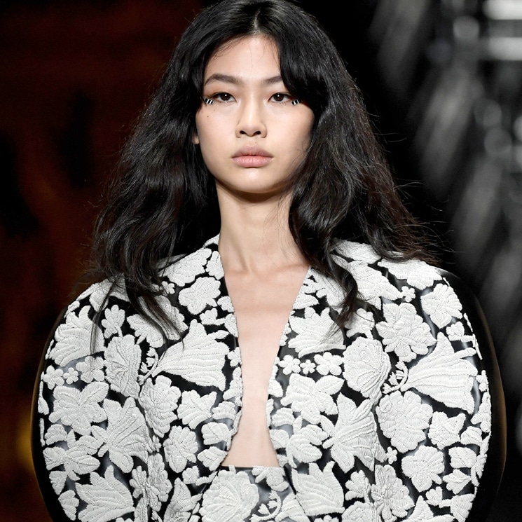 La actriz Hoyeon Jung, fiel a su cita como modelo sobre la pasarela de París