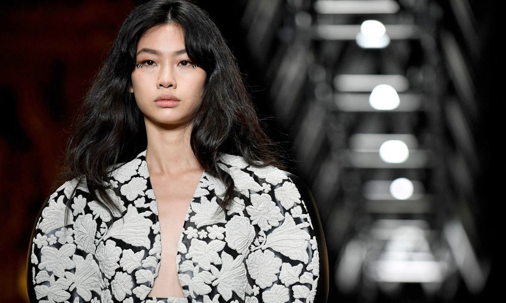 La actriz Hoyeon Jung, fiel a su cita como modelo sobre la pasarela de París