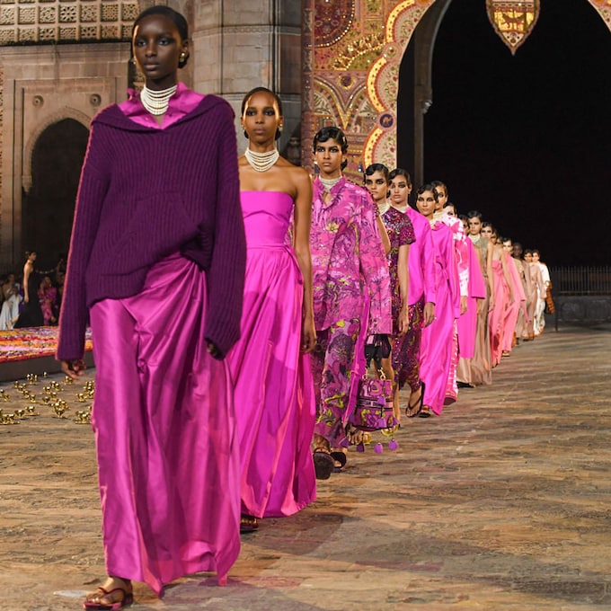 Dior nos lleva a Bombay con su folclórico homenaje de color y pedrería