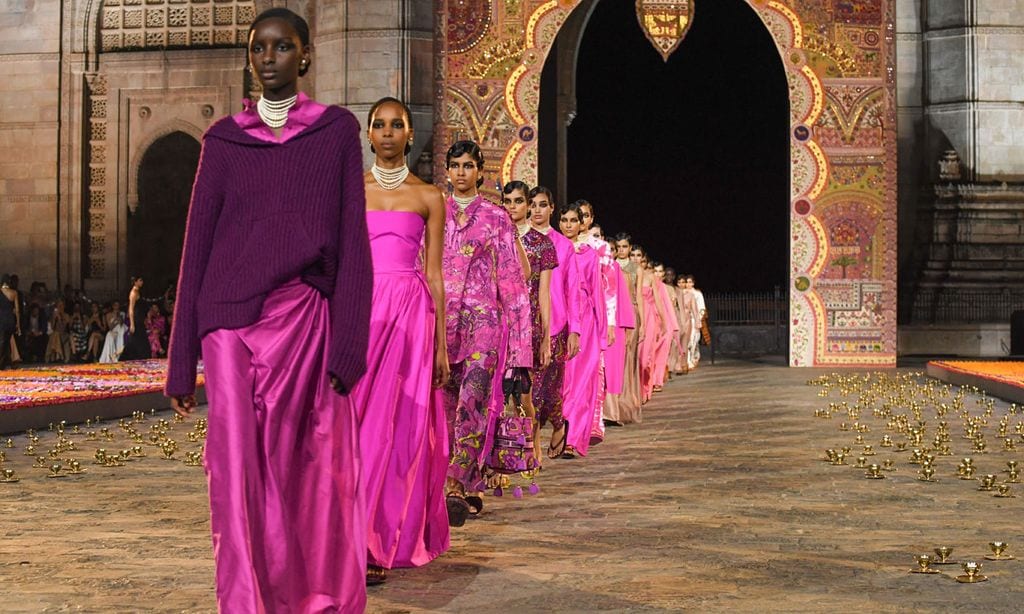 Dior nos lleva a Bombay con su folclórico homenaje de color y pedrería