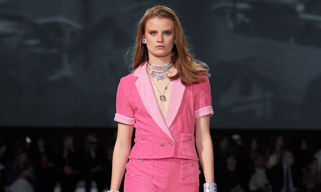 El estilo años 80 de Chanel en Los Ángeles con bikinis de pedrería y calentadores flúor