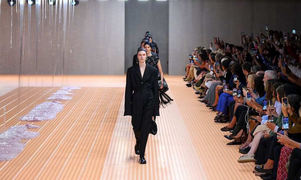 Prada conquista la pasarela milanesa con una celebración de contrastes y elegancia oscura
