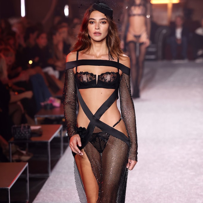 Rocío Crusset desfila impresionante en lencería durante Paris Fashion Week