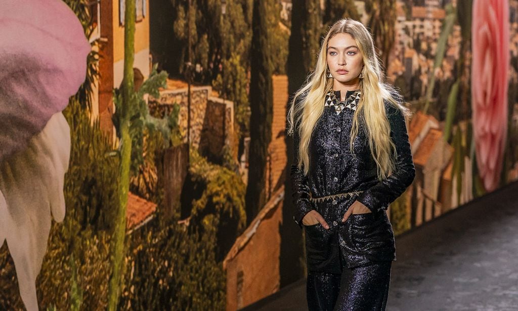 Gigi Hadid se une a la búsqueda de la comodidad que propone Chanel en París