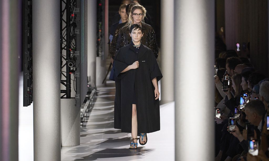 ¿Reconocerías a la premiada actriz que ha sido la estrella del desfile de Miu Miu junto a Gigi Hadid?