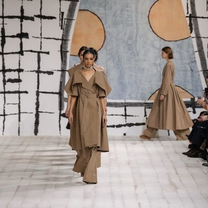 Dior apuesta por prendas minimalistas y muy femeninas en su desfile de Alta Costura de París