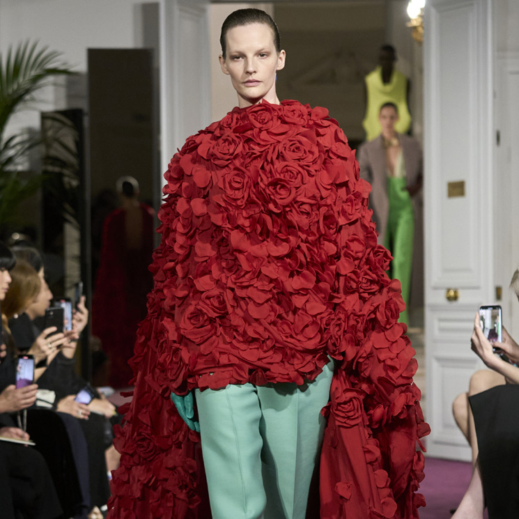 Valentino traslada la Alta Costura al armario contemporáneo con su derroche de color y artesanía