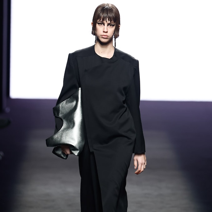 Una rica mezcla de texturas y el color negro marcan el debut de Acromatyx en Fashion Week Madrid