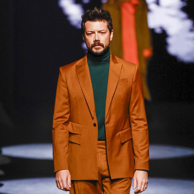 Álvaro Morte debuta como modelo en el esperado regreso de Elio Berhanyer a Fashion Week Madrid