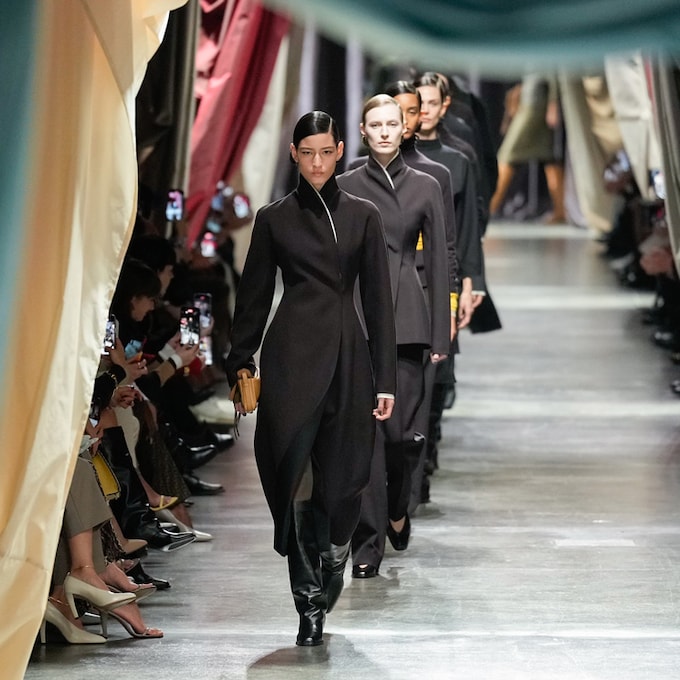 Fendi se viraliza en Milán con un desfile que innova con diseños en piel y guiño 'British'