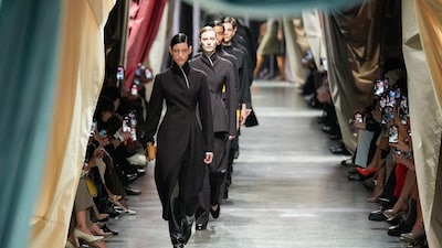 Fendi se viraliza en Milán con un desfile que innova con diseños en piel y guiño 'British'