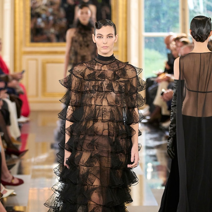 La casa Valentino hace un homenaje al poder y la belleza del color negro en París