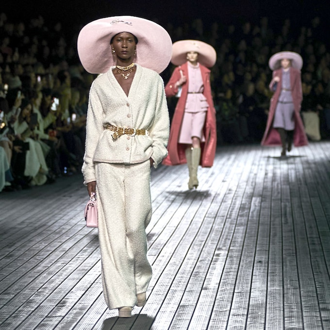 Chanel conquista París gracias a sus looks relajados con guiño francés y maxipamelas