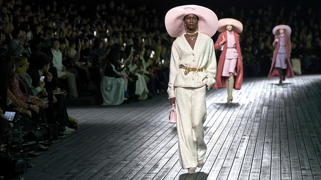 Chanel conquista París gracias a sus looks relajados con guiño francés y maxipamelas
