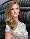 Rosie Huntington-Whiteley: ‘glamour’, tendencia y escotes de vértigo