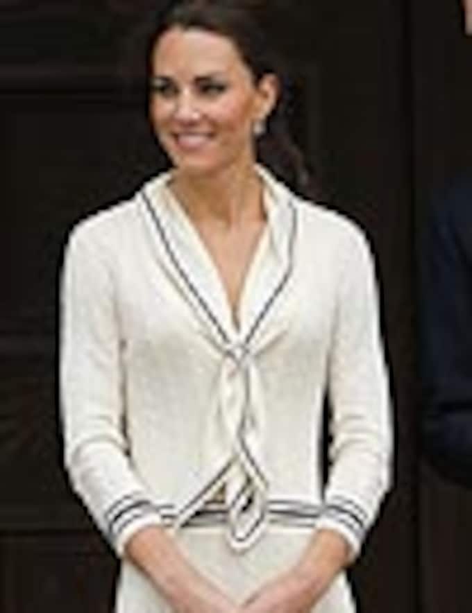 Catherine Middleton, duquesa de Cambridge, apuesta por el ‘look navy’ de Alexander McQueen