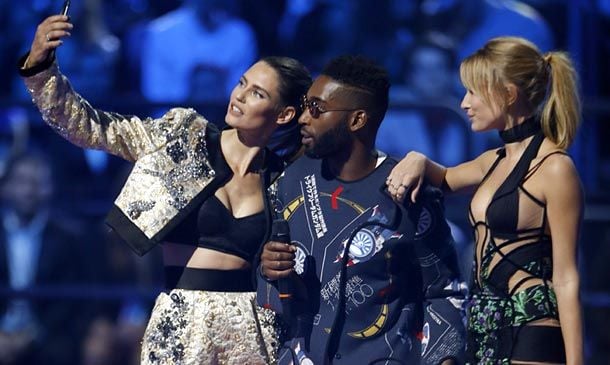 Hailey Baldwin y Bianca Balti saben cómo ‘robar todo el protagonismo’ con sus ‘looks’ en los EMA’s 2015