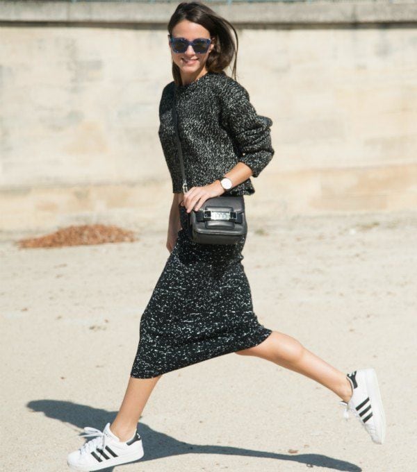 vestidos con tenis deportivos