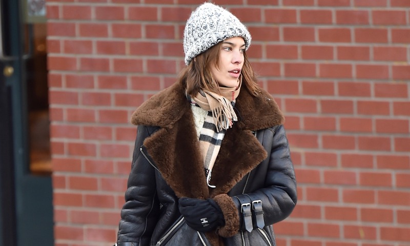 Estos tres accesorios de Alexa Chung son lo único que necesitas para combatir el frío