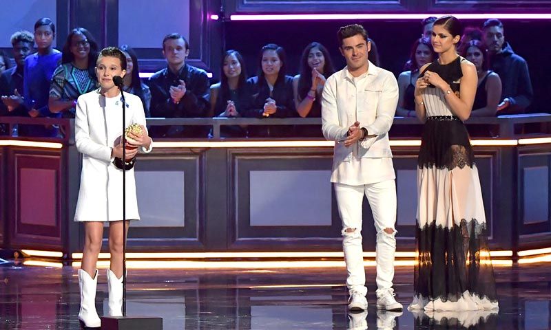 Millie Bobby Brown y Cara Delevingne, desafío anti-'stiletto' en los MTV Movie & TV Awards