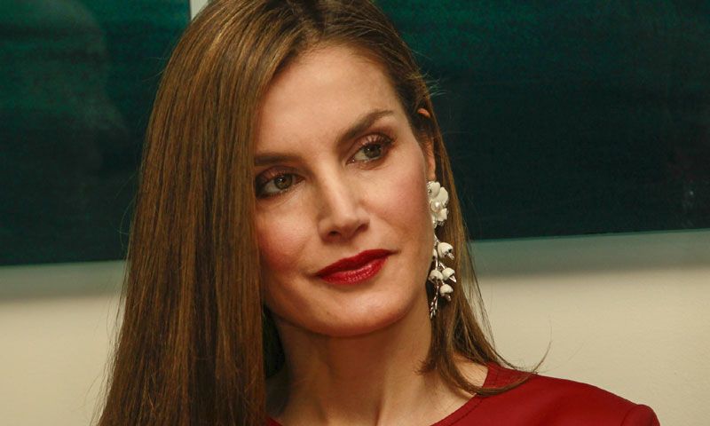 El acierto de la reina Letizia con maxi pendientes y las joyas favoritas de las 'royals'