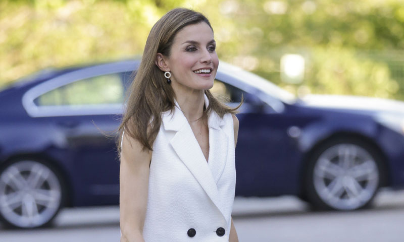 El cuero sí es para el verano y la reina Letizia sabe cómo llevarlo