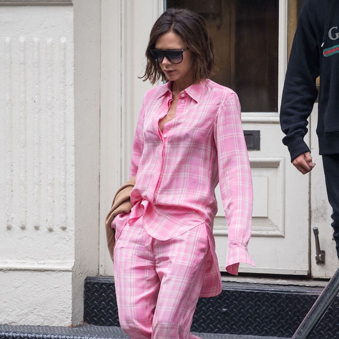 Victoria Beckham y el fenómeno del pijama de cuadros: una prenda, dos looks
