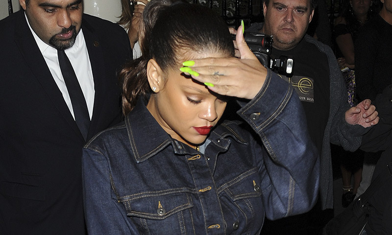 Rihanna regresa al ‘total denim’ con un especial detalle ‘deluxe’