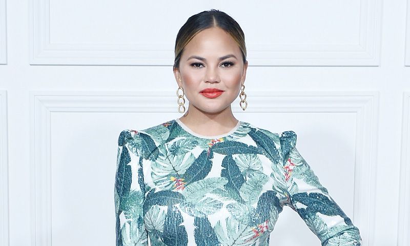 Con terciopelo y tacón, Chrissy Teigen elige los botines que triunfarán este otoño