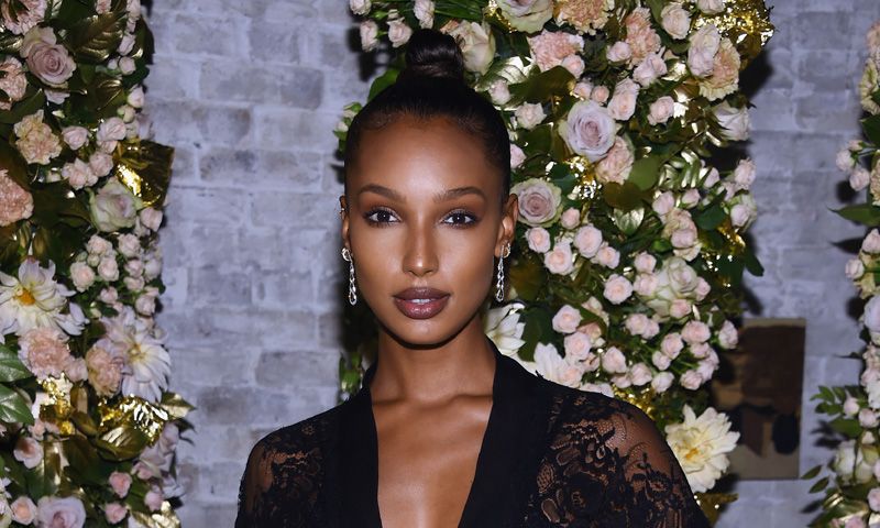 El kimono como nunca lo habías visto: Jasmine Tookes y el look lencero en su máxima expresión