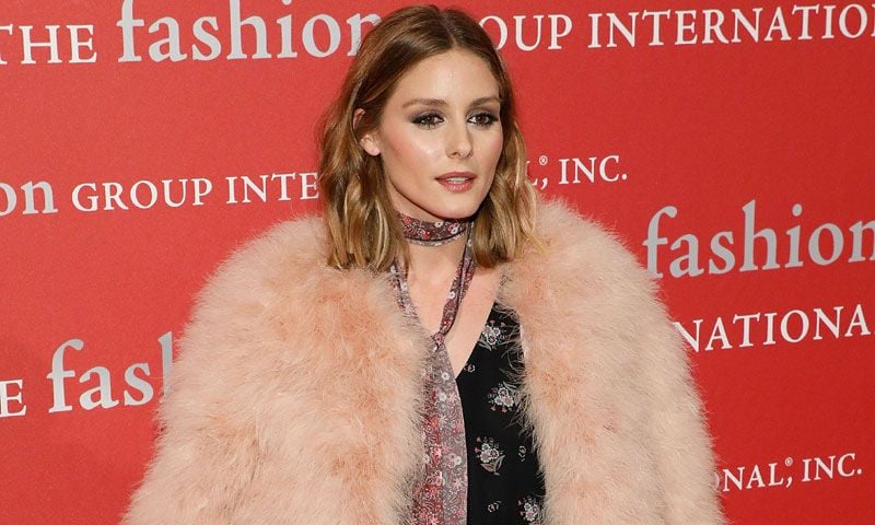 Así consigue Olivia Palermo que el pantalón de terciopelo estilice si eres bajita