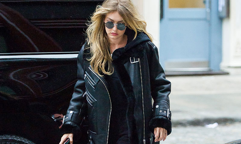 Este look de Gigi Hadid está en Zara y cuesta 10 veces menos