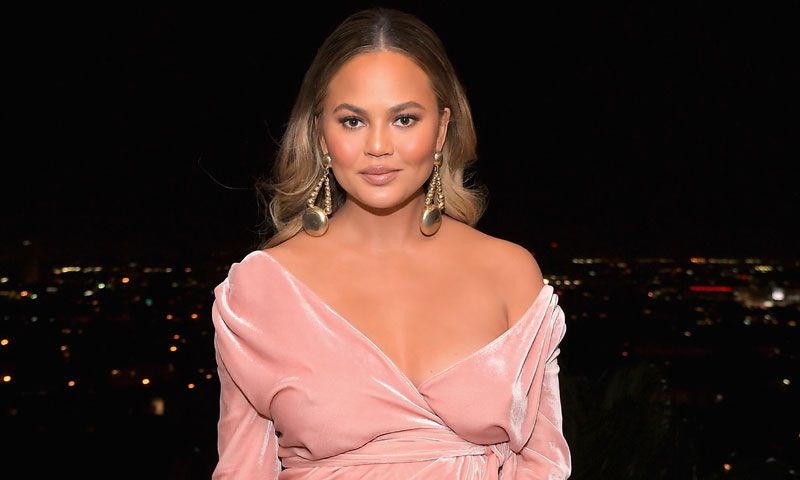 El vestido premamá de Chrissy Teigen que podría llevar Eva González