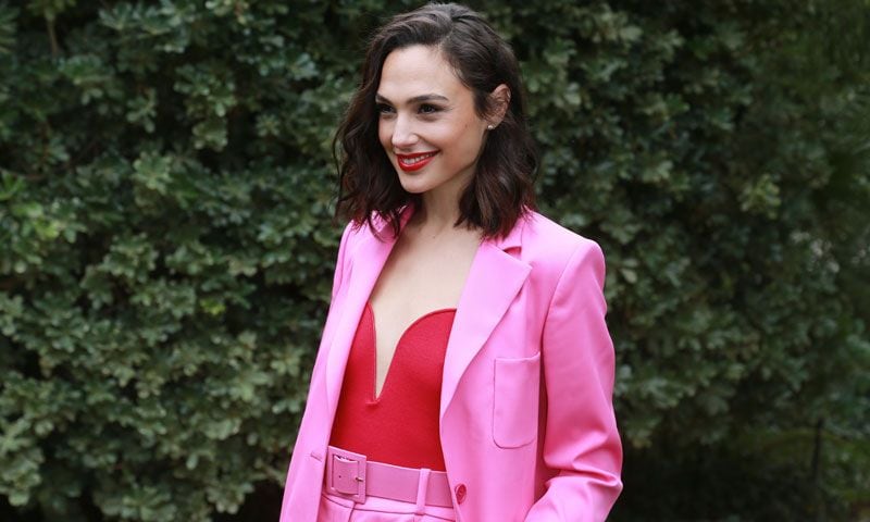 Sobre Gal Gadot y el poder del escote 'Wonder Woman' en un look de invitada