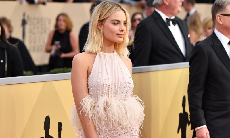 Rosa, plumas y 'sneakers'... ¿Quién ha llevado qué en los SAG Awards?