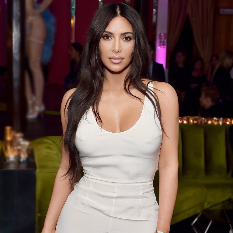 Con estos 2 trucos de estilo, Kim Kardashian aparenta tener un vientre más plano