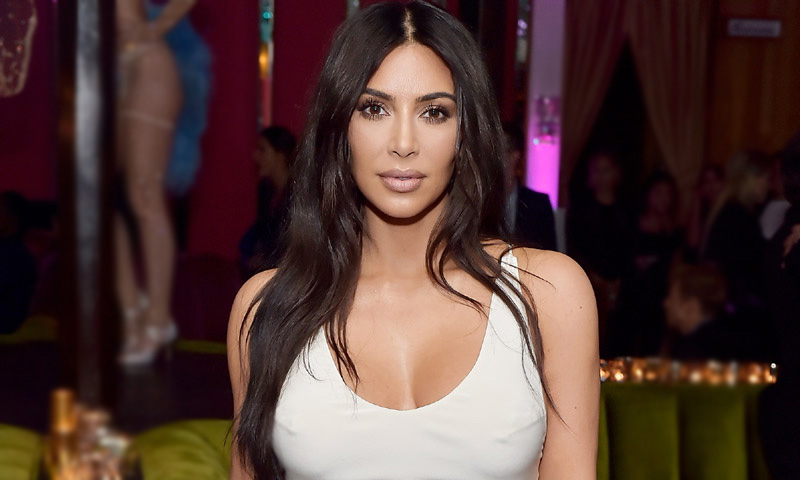 Kim Kardashian y el truco de estilo para un vientre plano
