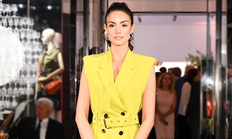 Diez bolsos estampados que toda estilista combinaría con vestidos lisos
