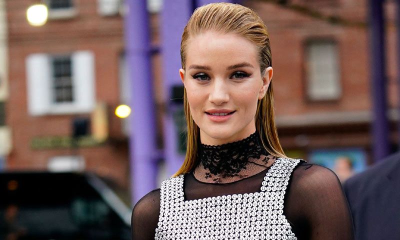 El mini vestido de fiesta de Rosie Huntington, la versión 2018 del gesto que reinó en los 90
