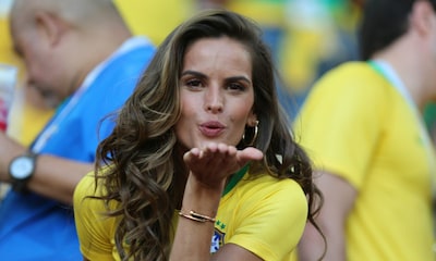 El impactante look de Izabel Goulart que sirvió de talismán a la selección de Brasil