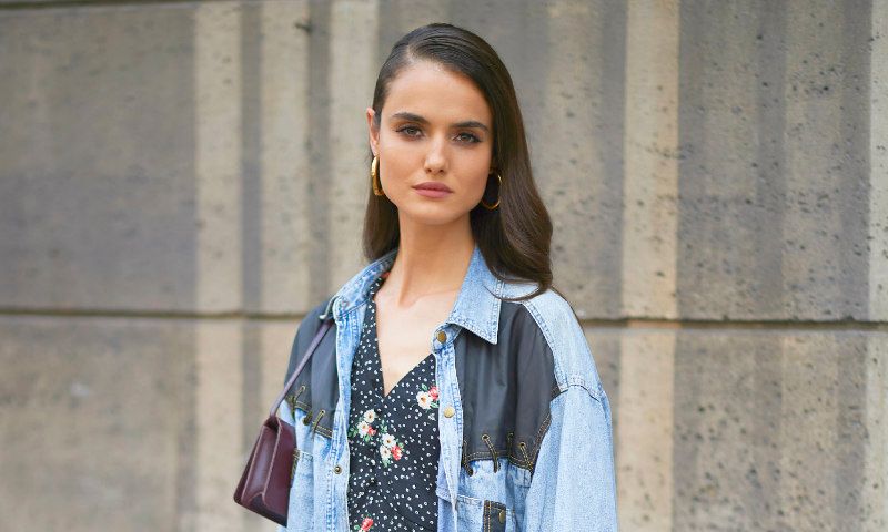 Blanca Padilla reinventa un 'blazer' básico con el accesorio más inesperado