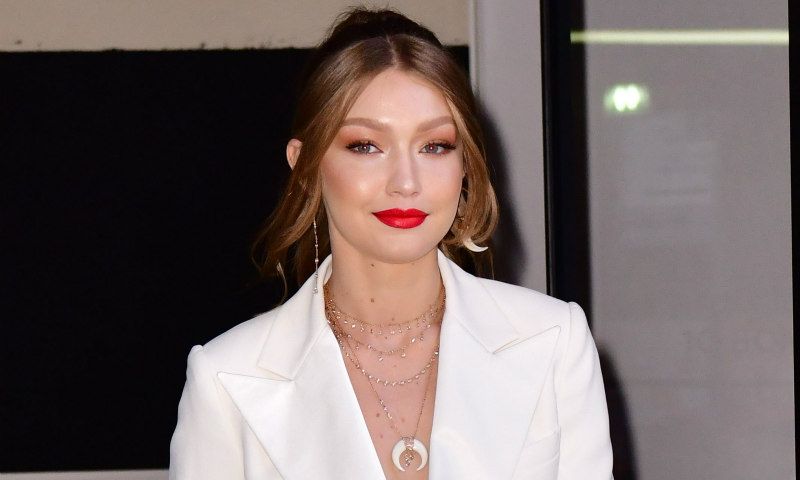 Lo dicen Gigi Hadid y Emma Stone: este otoño el traje será blanco