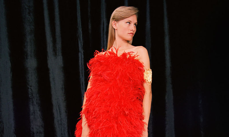 Vestidos de fiesta con plumas, la nueva obsesión de las expertas en moda