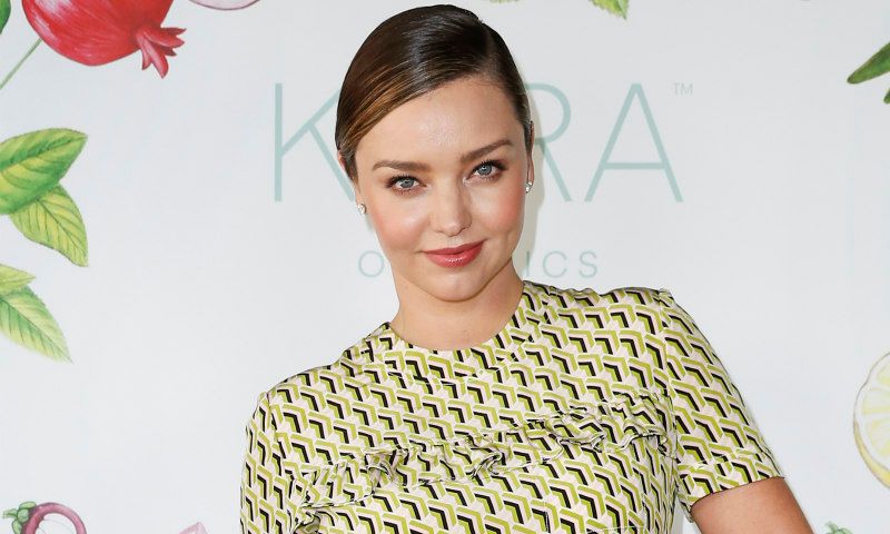 ¡Sí al minivestido! Miranda Kerr rompe las normas de la moda premamá
