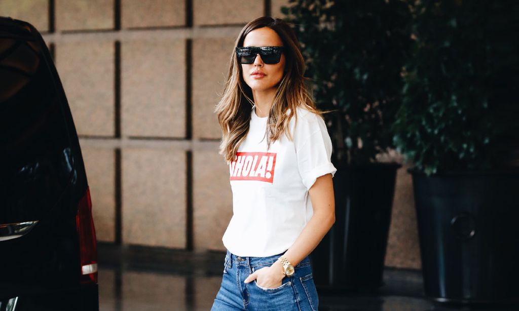 Del trabajo a una noche de fiesta: combina la camiseta de ¡HOLA! y Pull&Bear como las expertas en moda